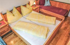 クライナルにあるStunning Apartment In Kleinarl With 2 Bedrooms And Wifiの黄色い枕のベッド2台が備わる客室です。