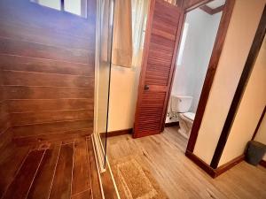 uma casa de banho com um chuveiro e um WC. em RUSTIKA Bed and breakfast em Viña del Mar