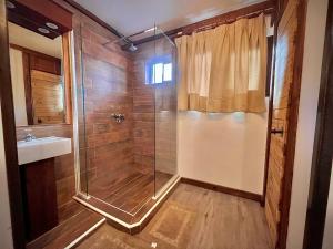 uma casa de banho com um chuveiro e um lavatório. em RUSTIKA Bed and breakfast em Viña del Mar