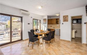 eine Küche und ein Esszimmer mit einem Tisch und Stühlen in der Unterkunft Cozy Home In Cesarica With Kitchen in Cesarica