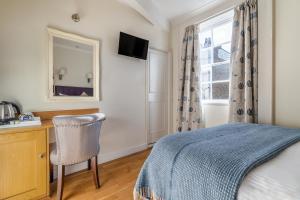 Postel nebo postele na pokoji v ubytování Harlingford Hotel
