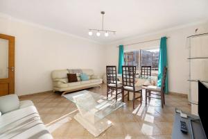 sala de estar con sofá y mesa en Apartamento Caravela, en Lagos