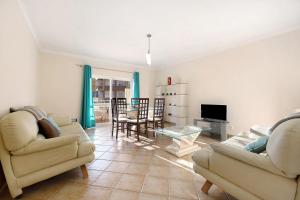 Sala de estar con 2 sofás y mesa en Apartamento Caravela, en Lagos