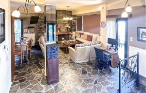 ห้องอาหารหรือที่รับประทานอาหารของ Nice Home In Ypati Lamia With Wi-fi