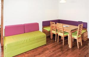 Cette chambre comprend une table, un banc, une table et des chaises. dans l'établissement 2 Bedroom Gorgeous Apartment In Wagrain, à Wagrain