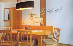 ein Esszimmer mit einem Tisch und einem Hirsch an der Wand in der Unterkunft Amazing Apartment In Kappl With Kitchen in Kappl