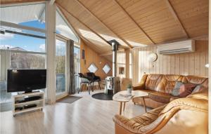 sala de estar con sofá y TV en Stunning Home In Juelsminde With Sauna en Sønderby