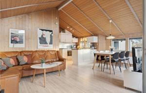 SønderbyにあるStunning Home In Juelsminde With 4 Bedrooms, Sauna And Wifiのリビングルーム、キッチン(ソファ、テーブル付)