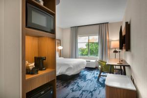Una habitación de hotel con una cama y una ventana. en Fairfield by Marriott Inn & Suites Statesville, en Statesville 19 fotos más