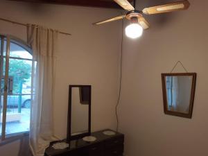 Camera con ventilatore a soffitto e comò con specchio. di Alquiler Corral de Bustos a Corral de Bustos Altre 2 foto