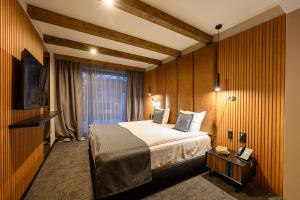 a hotel room with a bed and a tv at Grand Hotel Therme in Banya