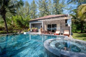 una piscina frente a una casa en Chez Carole Beach Resort Phu Quoc en Phu Quoc