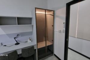 Ein Badezimmer in der Unterkunft NeuSuites 2-bedroom apt in KL city centre