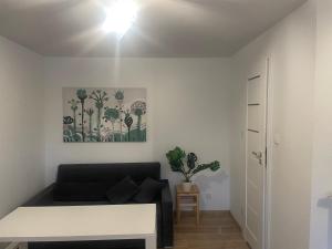 MescherinにあるFerienwohnung Mescherin 3のソファと壁に絵が飾られたリビングルーム