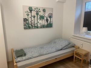 MescherinにあるFerienwohnung Mescherin 3の壁に絵が掛かっている部屋のベッド