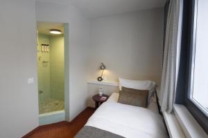 A bed or beds in a room at Hotel Bergidyll - Riders Haven