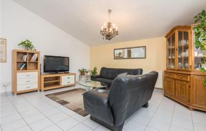 a living room with a couch and a tv at Gorgeous Apartment In Vir With Kitchen in Vir