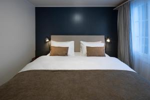 A bed or beds in a room at Hotel Bergidyll - Riders Haven
