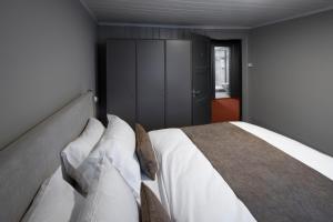 A bed or beds in a room at Hotel Bergidyll - Riders Haven