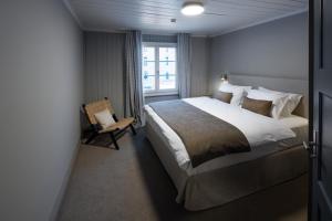 A bed or beds in a room at Hotel Bergidyll - Riders Haven