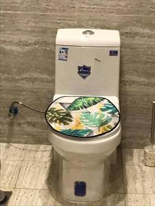 ein WC mit einem verzierten Sitz in einem Zimmer in der Unterkunft شقه فندقيه غرفه وصاله دخول ذاتى in Riad