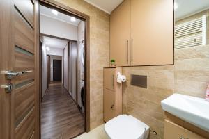 ein Bad mit einem WC und einem Waschbecken in der Unterkunft L&H Apartment in Odorheiu Secuiesc