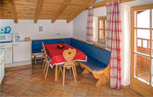 アルプバッハにあるAwesome Apartment In Alpbach With 2 Bedrooms And Wifiのキッチン、ダイニングルーム(赤いテーブル、椅子付)