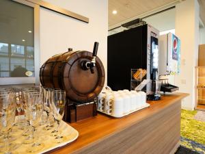 un barril de vino sentado en un mostrador con copas de vino en Hotel New Gaea Iizuka, en Iizuka