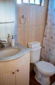 een badkamer met een wastafel en een toilet bij Cabañas Vaiora in Hanga Roa