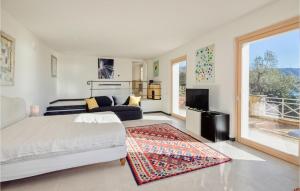 ein Schlafzimmer mit einem Bett und ein Wohnzimmer in der Unterkunft Awesome Home In Recco With Wifi in Recco