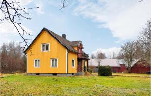 ein gelbes Haus in einem Hof mit einem Grasfeld in der Unterkunft Awesome Home In Hyltebruk With Wifi in Hyltebruk
