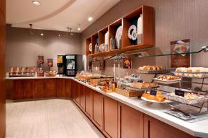 une cafétéria avec un buffet composé de pain et de viennoiseries dans l'établissement SpringHill Suites Hartford Airport/Windsor Locks, à Windsor Locks
