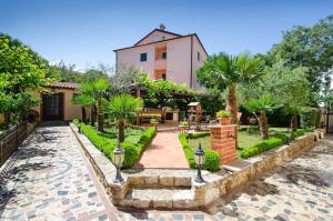 dom z ogrodem i dziedzińcem z drzewami w obiekcie Apartments Villa Amfora w Rovinj