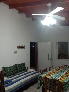 een slaapkamer met twee bedden en een plafondventilator bij EL RANCHO DE PIA in Merlo +13 foto's