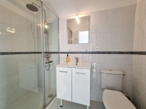 uma casa de banho com um WC, um lavatório e um chuveiro em Studio avec terrasse privative em Pessac