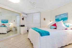 Katil atau katil-katil dalam bilik di Cairns Ocean View Apartment in Aquarius +10 gambar