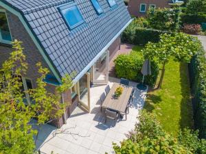 Una vista aérea de un patio con una mesa y sillas. en Holiday Home in Noordwijk near the Beach, en Noordwijk aan Zee