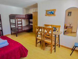 um quarto com uma mesa, uma cama e uma secretária em Apartment Al Sur em Malargüe