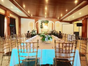 einen Bankettsaal mit einem langen Tisch und Stühlen in der Unterkunft Asaricha Tropical Beach Resort in Pasuquin