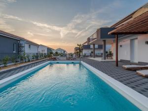una imagen de una piscina en una casa en Beautiful villa with swimming pool and terrace, en Sukošan
