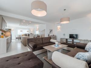 スコシャンにあるApartment in Croatia by the Adriatic Coastのソファとテーブルのあるリビングルーム