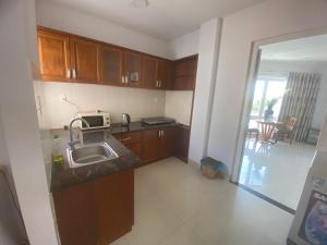 Kuchyň nebo kuchyňský kout v ubytování Đức Anh HoTel Vũng Tàu
