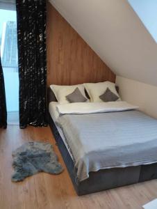 Cama en habitación con escalera en Apartament Brązowy 12/1 en Starogard Gdański