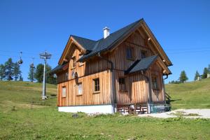 een houten huis bovenop een heuvel bij kleine Winklerhütte in Tauplitz