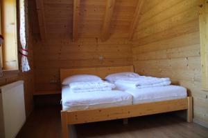 een slaapkamer met een bed in een blokhut bij kleine Winklerhütte in Tauplitz