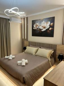 um quarto com uma cama com duas toalhas em Home Sweet Home em Elbasani