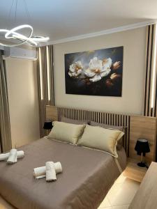 1 dormitorio con 1 cama con 2 toallas en Home Sweet Home, en Elbasan