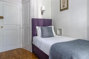 Postel nebo postele na pokoji v ubytování Harlingford Hotel