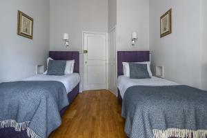 Postel nebo postele na pokoji v ubytování Harlingford Hotel