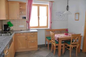 eine Küche mit Tisch und Stühlen und einem Fenster in der Unterkunft große Winklerhütte in Tauplitz + 6 Fotos